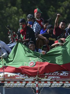 Indígenas de la minga llegando al Cauca con la bandera de la CRIC