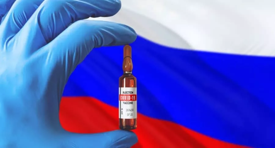 Imagen ilustrativa de bandera rusa y vacuna contra el coronvirus