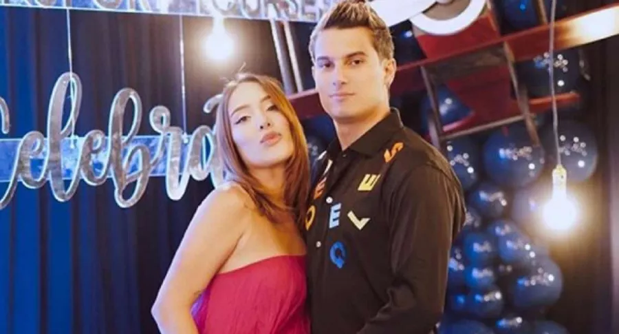 Pipe Bueno con Luisa Fernanda W, quien contestó si es verdad que amarró al cantante con un hijo (como dijo usuaria de Instagram), posando en foto de su baby shower'. 