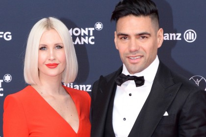 Falcao García y su esposa Lorelei Tarón, quien mostró su abdomen luego del parto para desmentir mito, posando en los Laureus World Sports Awards 2018.