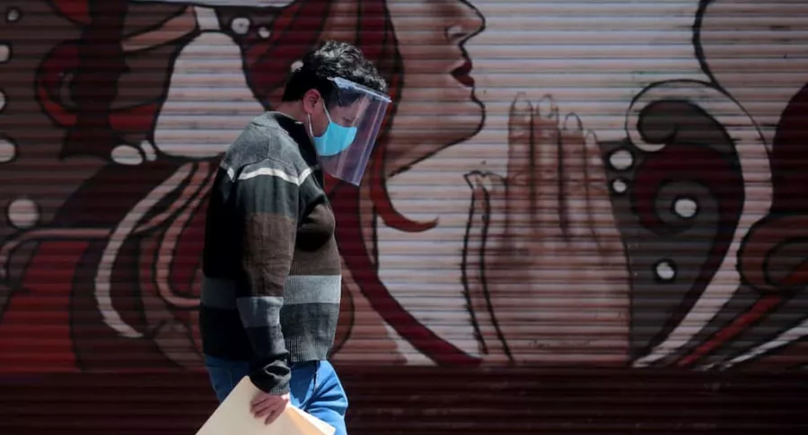 Hombre caminando con tapabocas en México, uno de los países de Latinoamérica que más se van a demorar en recuperarse de la pandemia