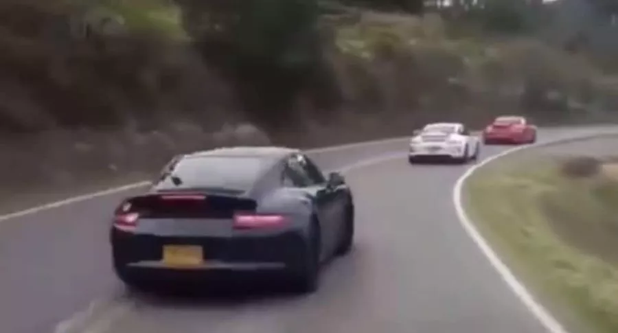 Captura de pantalla de los Porsche a toda velocidad antes de atropellar a ciclista