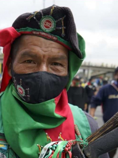Imagen de un integrante de la minga indígena, comunidad que deberá tomar medidas de bioseguridad en Bogotá