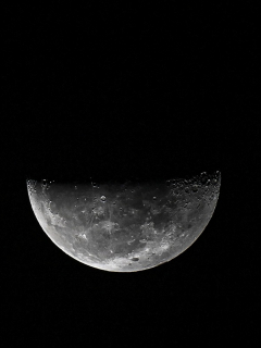 La Luna, donde la Nasa y Nokia instalarán primera red de telefonía móvil, es observada desde Ciudad de Panamá el 10 de octubre de 2020.
