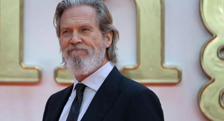 El actor estadounidense Jeff Bridges, que anunció que fue diagnosticado con cáncer, aparece en 2017 cuando llega a la alfombra roja para los Premios del Gremio de Productores 2017 en el Beverly Hilton de Beverly Hills, California.