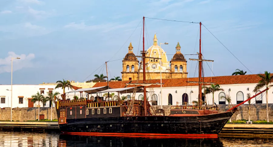 Retiran emblemático galeón de bahía de Cartagena