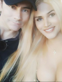 Selfis de Mauro Urquijo con su esposa María Gabriela Isler, quien confesó cuánto cobra por un trío.