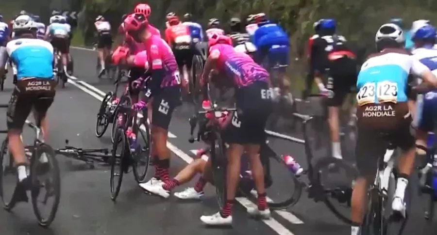 En video, caída de Daniel Felipe Martínez en la Vuelta a España.