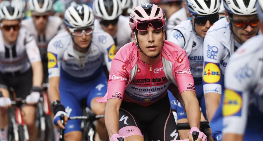 Pink jersey Team Deceuninck rider Portugal's Joao Almeida (C) rides during the 16th stage of the Giro d'Italia 2020 cycling race, a 229 km between Udine and San Daniele, in Udine on October 20, 2020. (Photo by Luca Bettini / AFP)