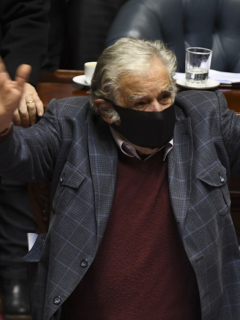 Expresidente uruguayo José Mujica renuncia a senado y política.