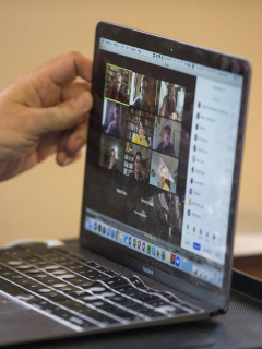 Las empresas no deben obligar a los empleados a encender la cámara durante el teletrabajo sin una justificación específica, pues puede ser acoso laboral.