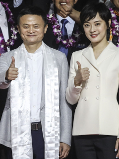Jack Ma, que aumnetó su fortuna este año junto a los demás multimillonarios de China, en medio de un eveto público.