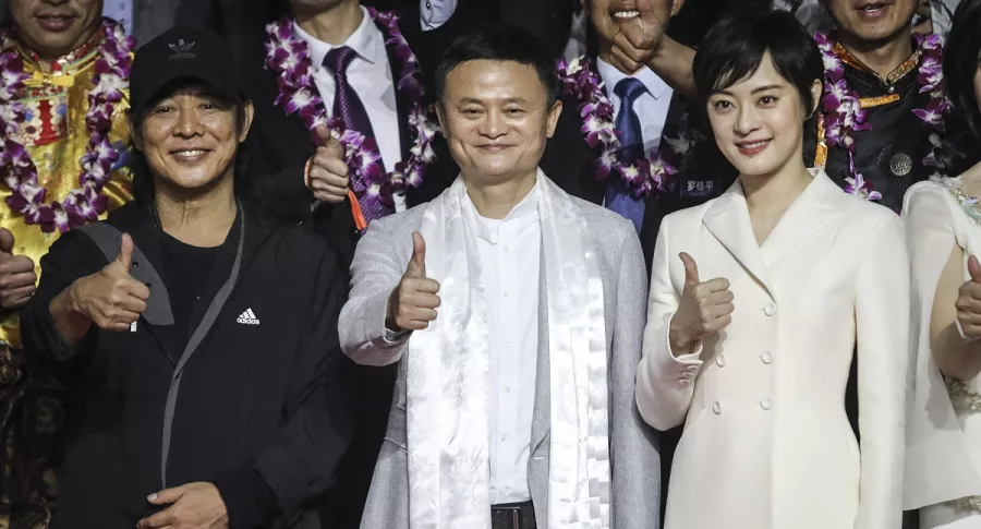Jack Ma, que aumnetó su fortuna este año junto a los demás multimillonarios de China, en medio de un eveto público.