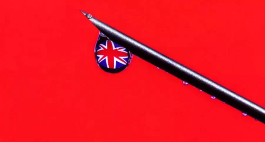 Vacuna con bandera de Reino Unido, ilustra nota de idea de ese país de infectar de coronavirus a voluntarios