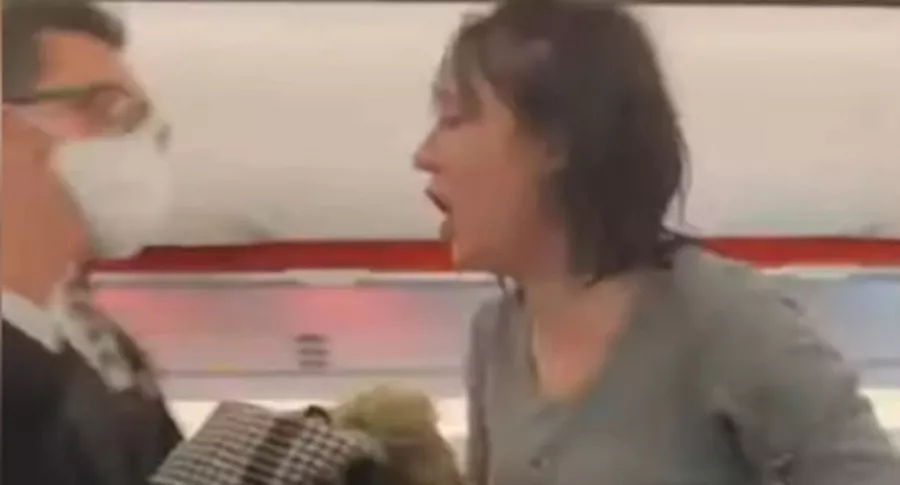Captura de pantalla de mujer que tosió a pasajeros de avión y dijo que morirían por coronavirus