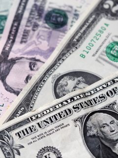 Frente al crecimiento del dólar, economistas colombianos adviertes sobre los riesgos de una devaluación del peso colombiano.