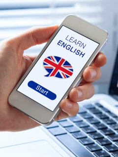 Imagen de curso de inglés en el celular para ilustrar nota sobre las mejores aplicaciones para aprender inglés