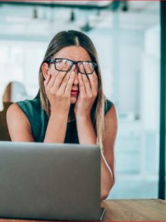 Imagen que ilustra caso de mujer que dejó micrófono abierto en clase cuando hablaba intimidades