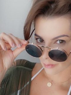 Selfi de Carolina Cruz, presentadora que mostró las primeras imágenes del cuarto de su hijo que tendrá baño privado.