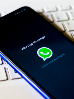Logo de WhatsApp en celular.