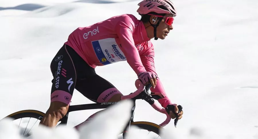 Joao Almeida, líder del Giro de Italia, en la etapa 17; clasificación general 