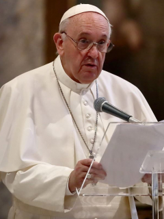 El papa Francisco, que respaldó el matrimonio homosexual civil, en medio de una misa en Roma, Italia.
