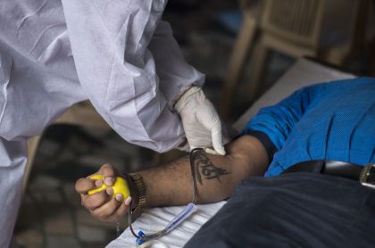 Hombre recibiendo una vacuna, a proposito de la muerte de un voluntario de la Universidad de Oxford en Brasil (imagende referencia).