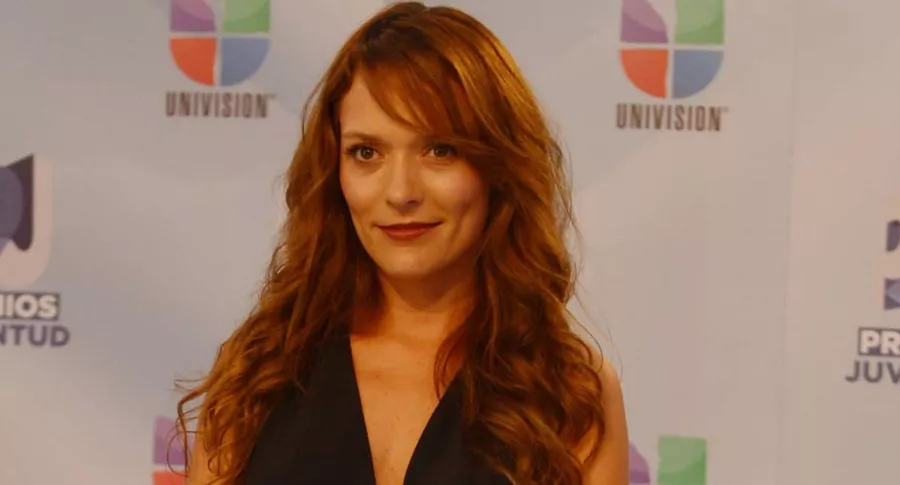 Carolina Acevedo, actriz de comentada foto porque su pierna lucía rara, en los Univision's Premios Juventud Awards.