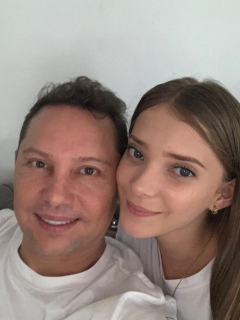 Foto de Giovanny Ayala y su hija Natalia, a propósito de que ella posó en bikini