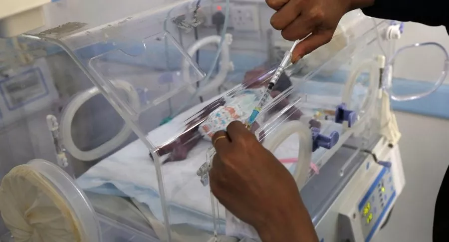 Bebé recién nacido en una incubadora (imagen de referencia).