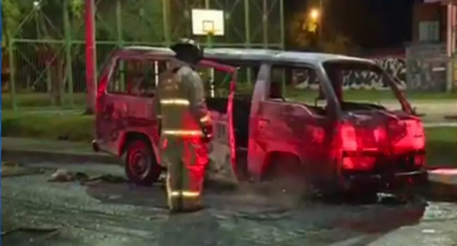 Imagen de la buseta de transporte informal que fue quemada, en Bogotá