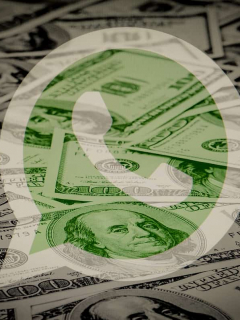 Logotipo de WhatsApp con dólares en el fondo para ilustrar nota sobre cómo gana dinero la aplicación