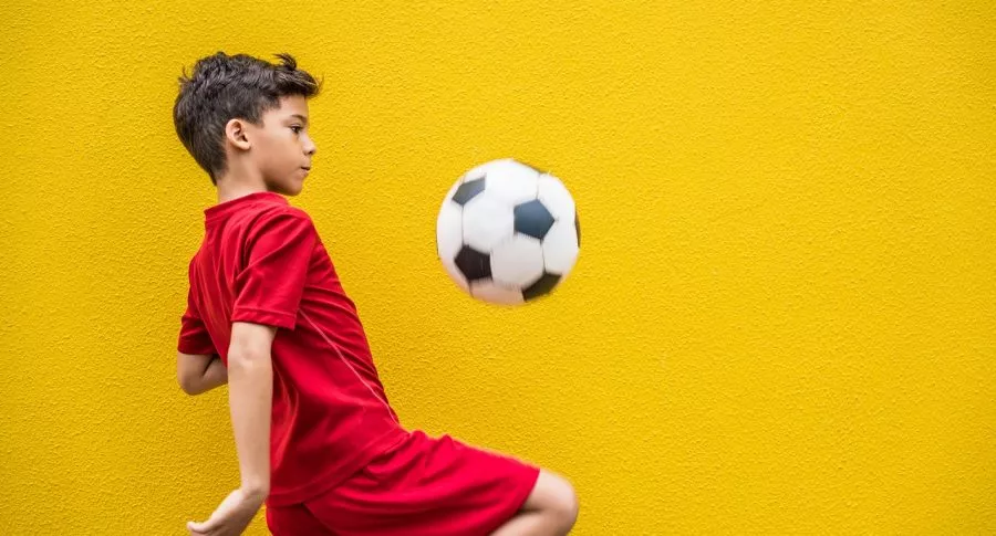 Imagen de un niño jugando fútbol, que ilustra nota de cómo participar en los Juegos Intercolegiados virtuales 2020