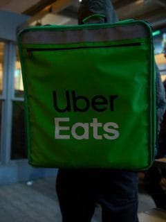 Domiciliario de Uber Eats, ilustra nota de que Uber Eats se va de Colombia