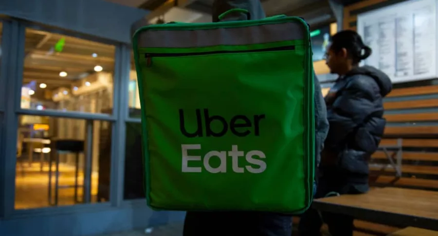 Domiciliario de Uber Eats, ilustra nota de que Uber Eats se va de Colombia