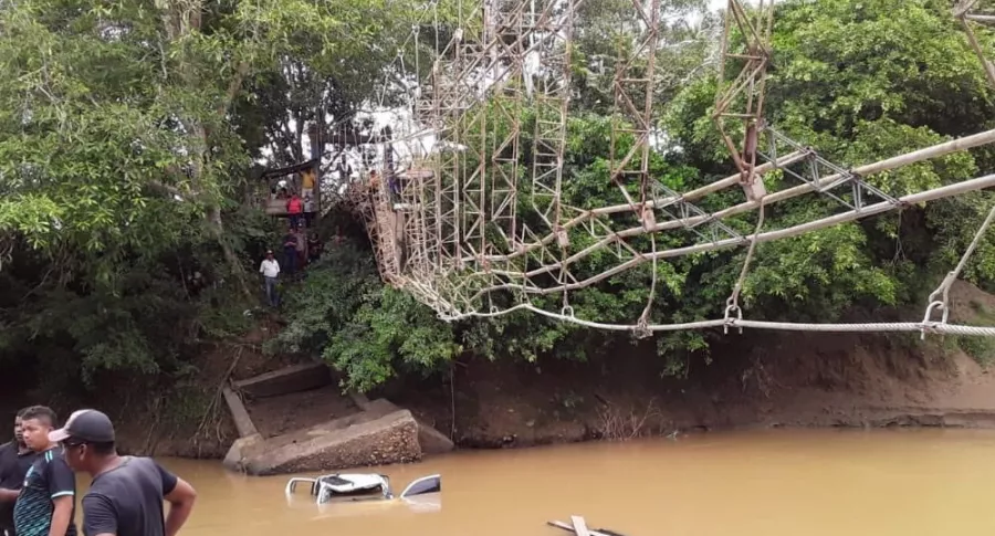 Camioneta cayó a río después de que puente colgante se desplomara