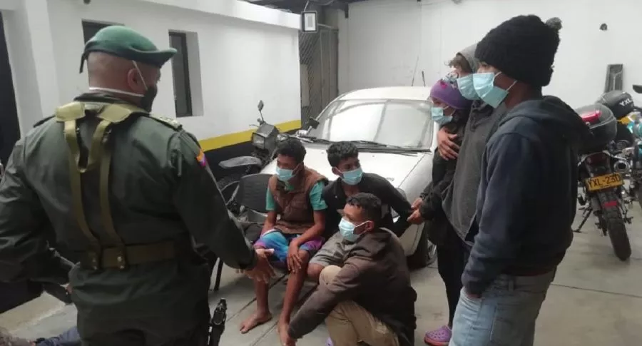 Los 6 venezolanos compraban armas con las limosnas que les daba la gente.