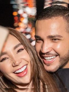 Selfi de Paola Jara y Jessi Uribe, a propósito que él la sorprendió con un hermoso regalo.