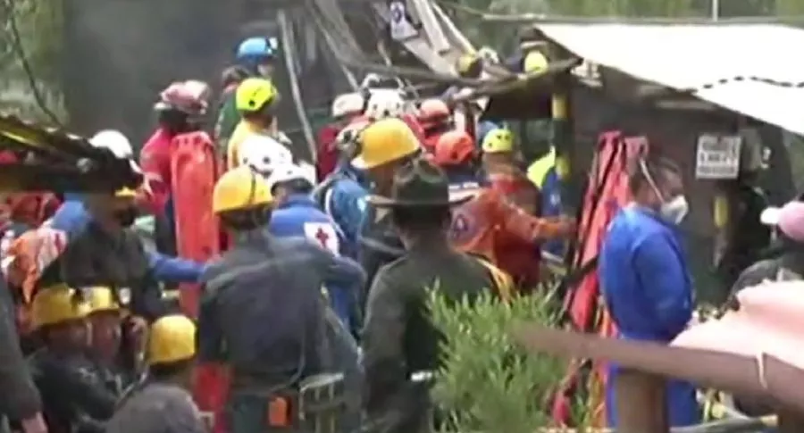 Imagen del momento en que anuncian el rescate de los mineros atrapados en Tuta, Boyacá