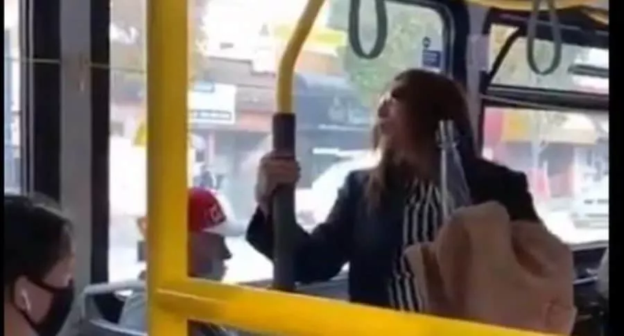 Captura de pantalla de mujer que escupió a un hombre y luego fue expulsada del bus