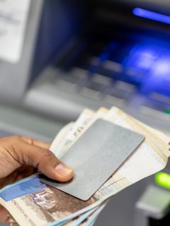 Imagen de un cajero de banco, que ilustra nota del joven con síndrome de Down que habría sido discriminado en banco
