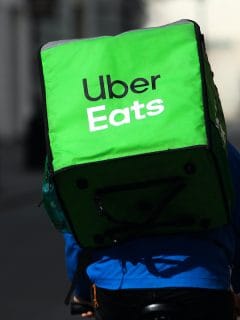 Repartidor de Uber Eats, servicio que se va de Colombia en noviembre por razones económicas