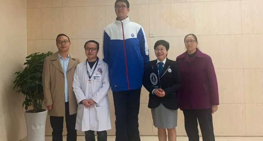 Ren Keyu, el joven chino de 14 años que mide 2,21 metros y que busca un récord Guinnes