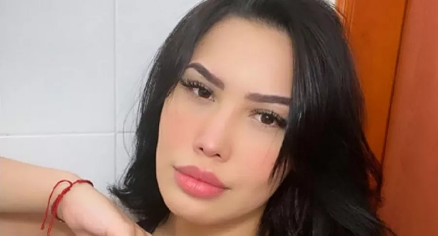 Selfi de Ana del Castillo, cantante que dice tener COVID-19 y amenazó a celador que no la dejó entrar a clínica.