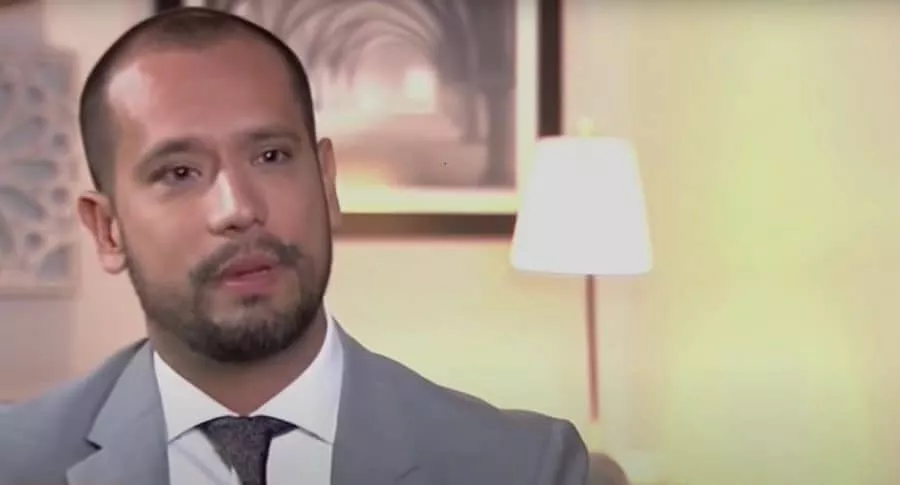 Diego Cadena, abogado de Álvaro uribe que está vendiendo su avión en el que se dice habría viajado narco, en una entrevista. 