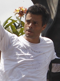 Lilian Tintori y su esposo Leopoldo López, quienes se reencontraron en Madrid, España, luego de que el líder opositor se le volara a Maduro de Venezuela (fotomontaje Pulzo).