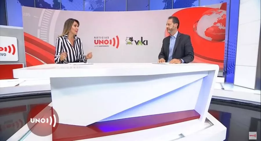 Mónica Rodríguez, presentadora de Noticias Uno, y Jorge Acosta, gerente del noticiero, durante la rendición de cuentas en la que se conoció cuánta plata ha recaudado el medio gracias a su vaca.