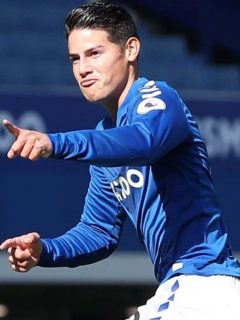 Wayne Rooney y James Rodríguez jugando con el Everton, el goleador inglés elogió bastante al colombiano