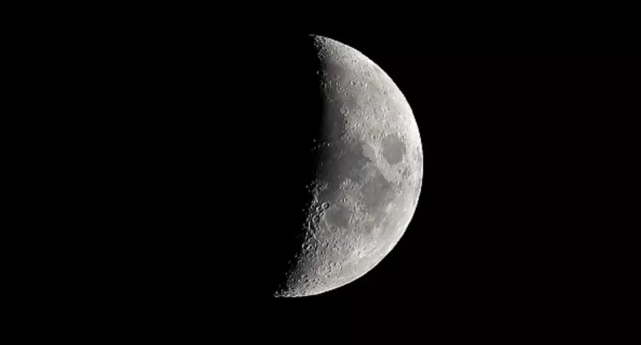 Imagen de referencia de la Luna, donde la NASA confirmó que hay agua.