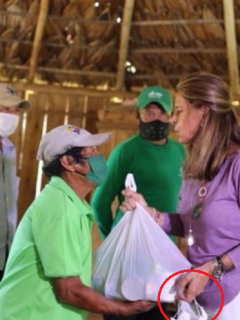 Foto de Marta Lucía Ramírez repartiendo mercados en Vaupés sin tapabocas
